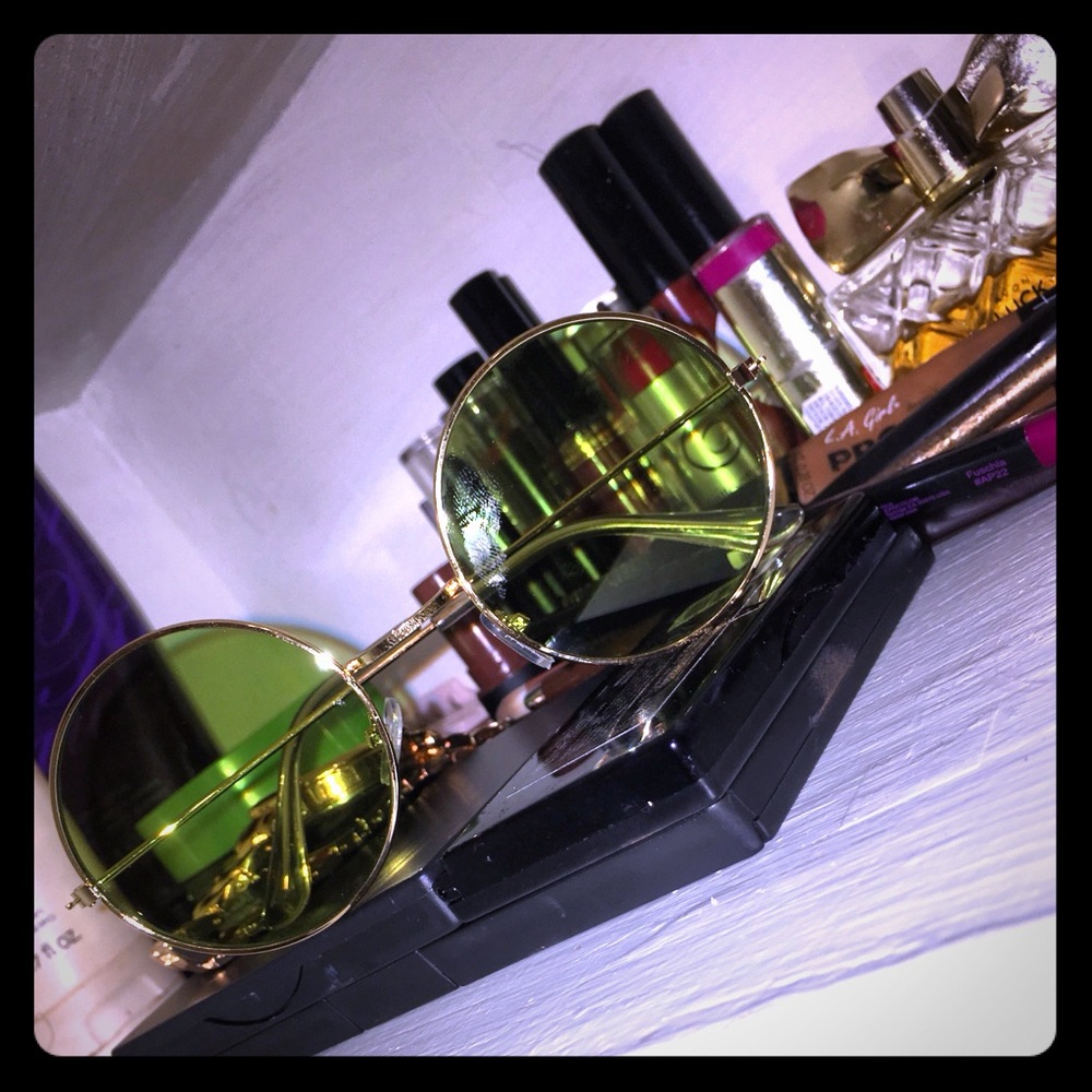 Round green sunglasses with gold frame